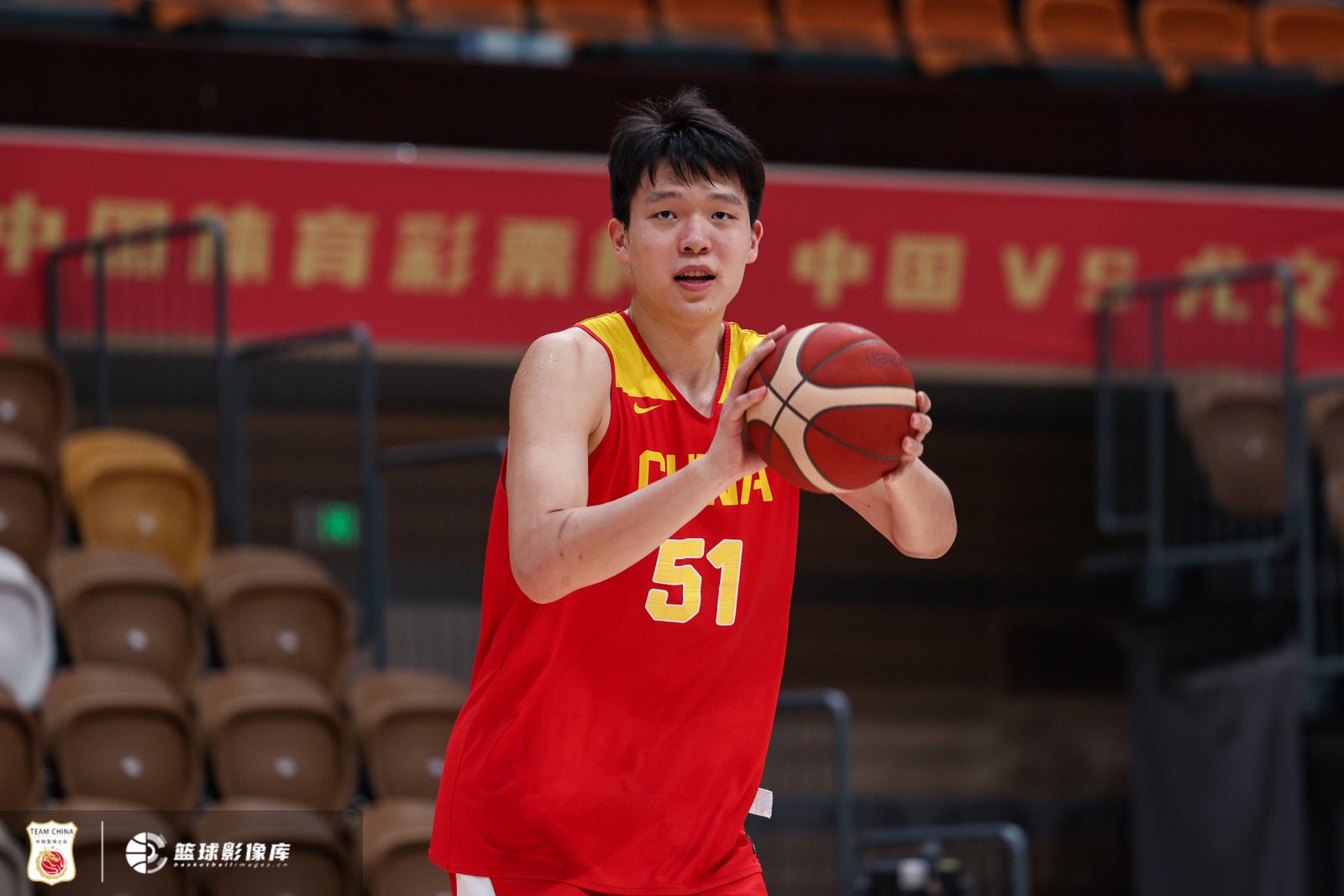 杨瀚森回国驰援男篮 预计17日新西兰热身赛现场亮相 杨瀚森回国驰援男篮 预计17日新西兰热身赛现场亮相