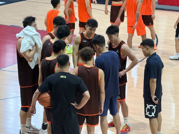 董灏确定加盟香港金牛 上季为上海男篮出战1场得2分4篮板2助攻 董灏确定加盟香港金牛 上季为上海男篮出战1场得2分4篮板2助攻