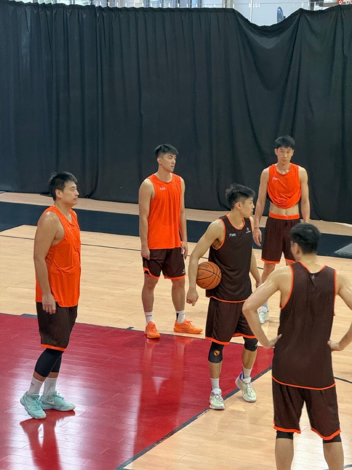 董灏确定加盟香港金牛 上季为上海男篮出战1场得2分4篮板2助攻 董灏确定加盟香港金牛 上季为上海男篮出战1场得2分4篮板2助攻