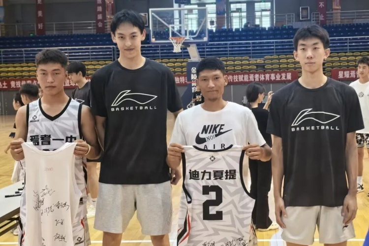 广汇能源男篮完成焉耆球迷见面会 明日库尔勒迎战江苏肯帝亚 广汇能源男篮完成焉耆球迷见面会 明日库尔勒迎战江苏肯帝亚