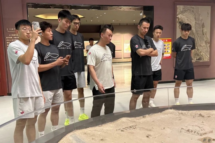 广汇能源男篮完成焉耆球迷见面会 明日库尔勒迎战江苏肯帝亚 广汇能源男篮完成焉耆球迷见面会 明日库尔勒迎战江苏肯帝亚