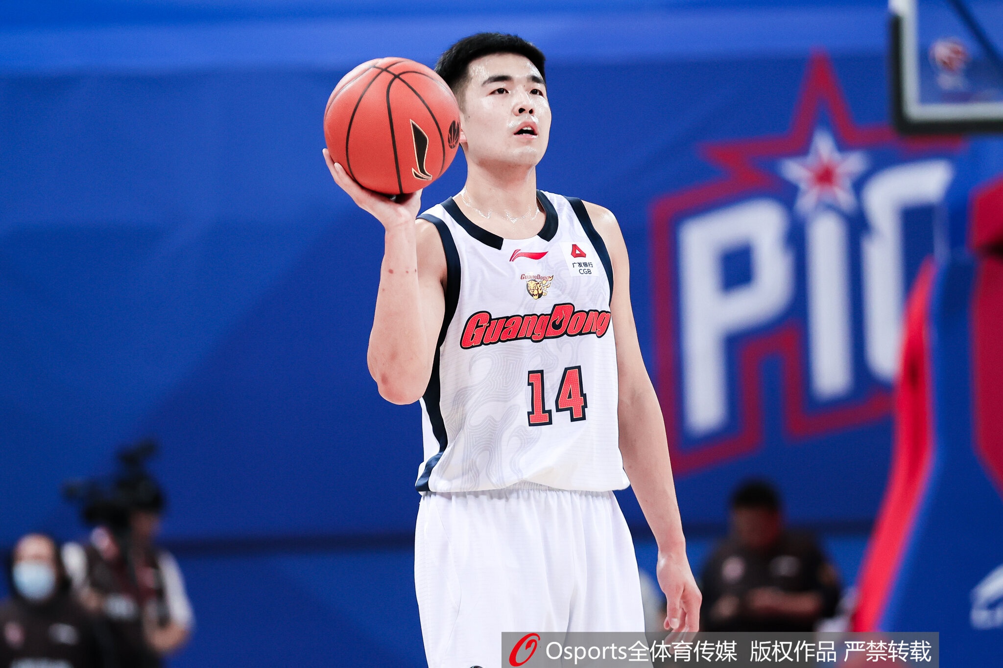 广东宏远预计一年C类合同续约张文逸,上赛季场均4分 广东宏远预计一年C类合同续约张文逸,上赛季场均4分