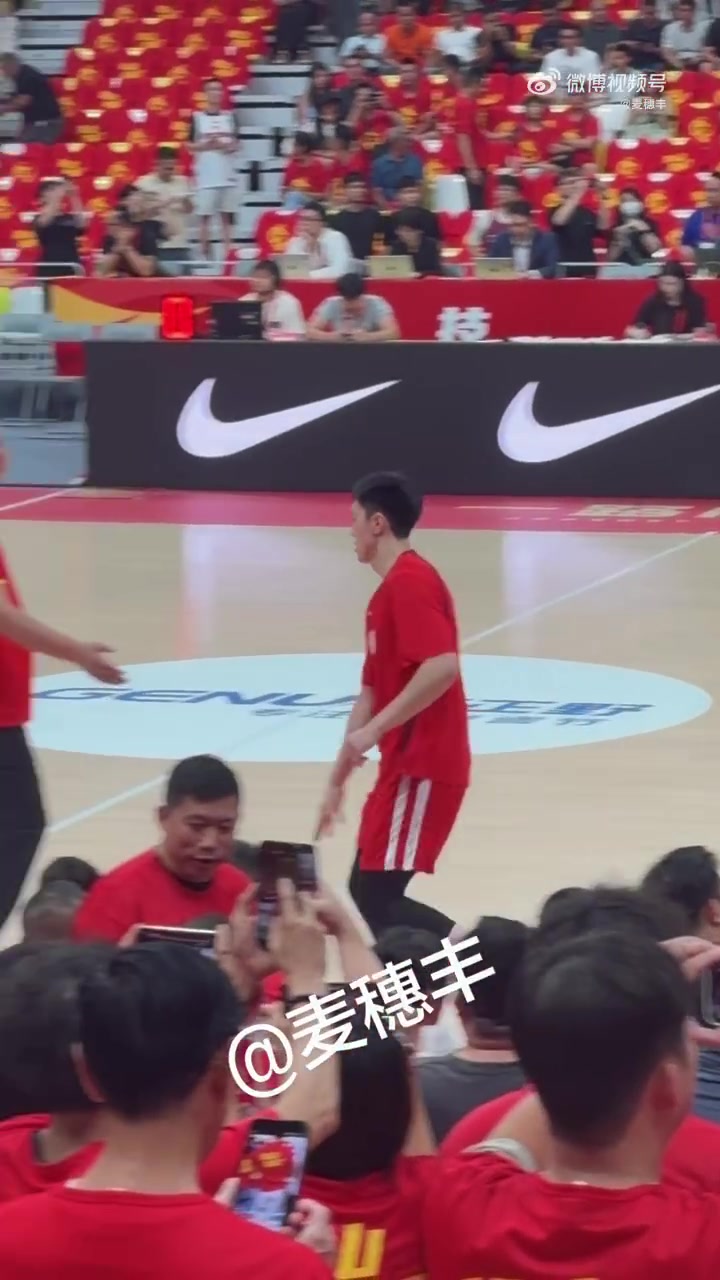 胡明轩赛前跑篮热身 中国男篮19时30分迎战新西兰 胡明轩赛前跑篮热身 中国男篮19时30分迎战新西兰