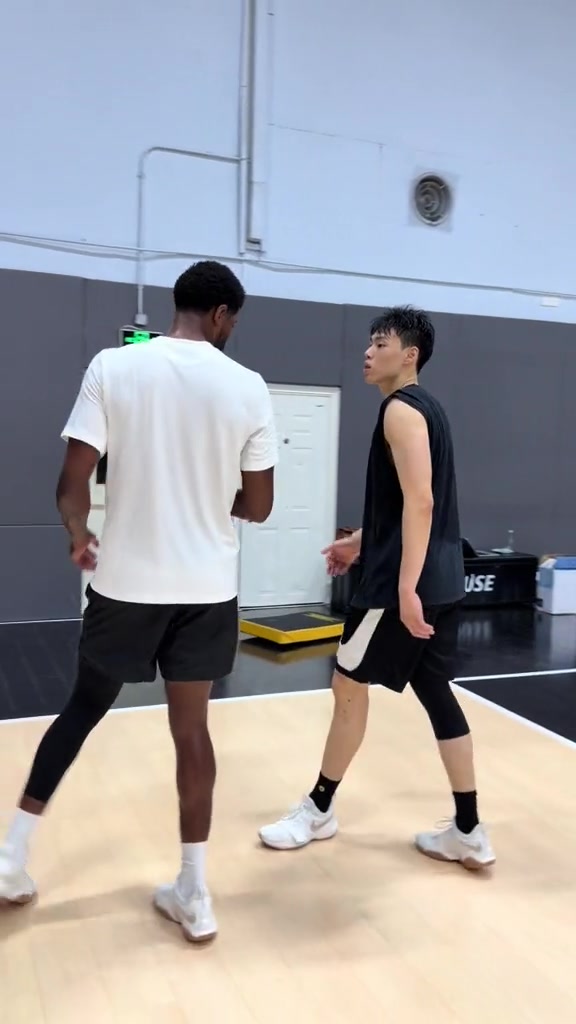 乔治中国行期间单独调教北控小将江林俊 乔治中国行期间单独调教北控小将江林俊
