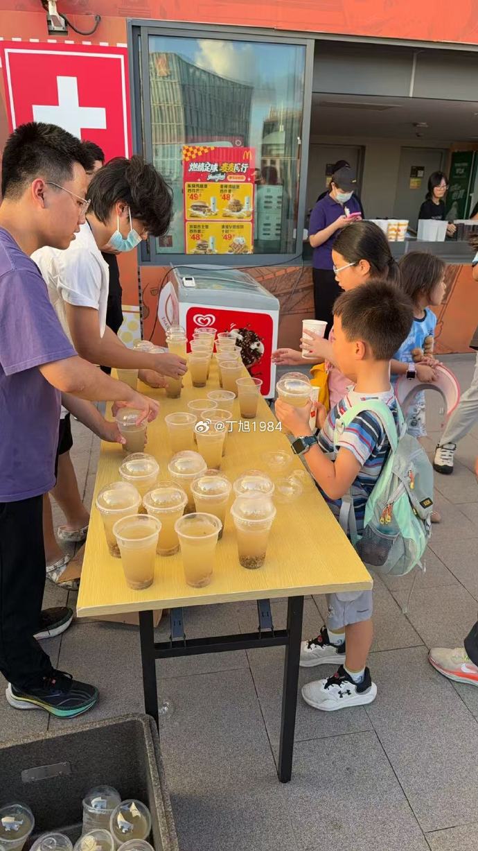 上海海港客队区免费供应绿豆汤给大连球迷 上海海港客队区免费供应绿豆汤给大连球迷