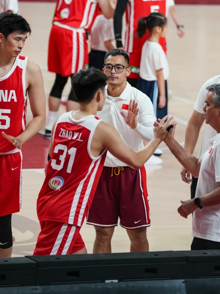 赵维伦晒国家队图集发声:离队9天 从童年看台到国手赛场 赵维伦晒国家队图集发声:离队9天 从童年看台到国手赛场
