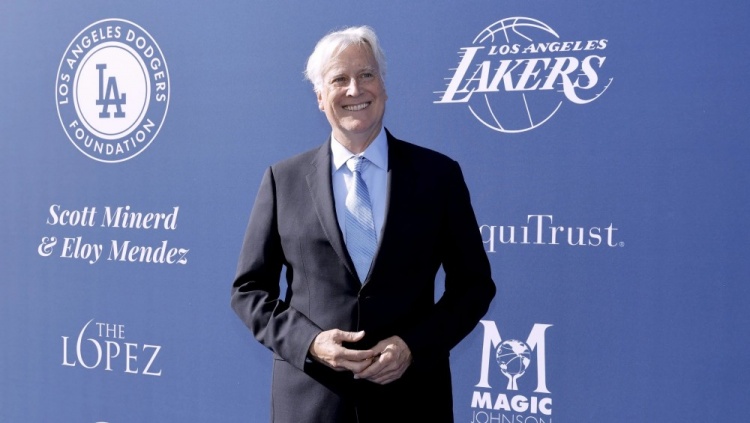 斯科特怒批湖人易主:14个月从100亿到125亿 沃尔特就是个笑话 斯科特怒批湖人易主:14个月从100亿到125亿 沃尔特就是个笑话