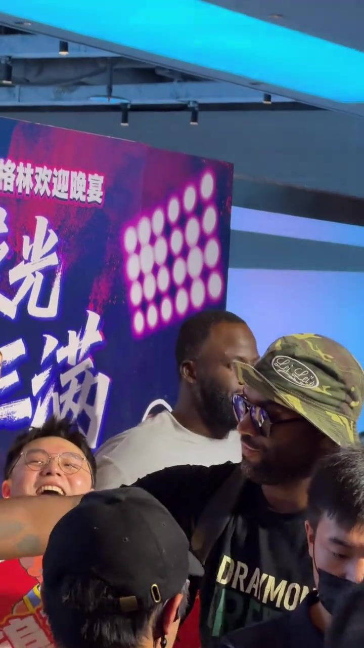 追梦潮汕欢迎晚宴现场合影 吐舌鬼脸回应球迷 追梦潮汕欢迎晚宴现场合影 吐舌鬼脸回应球迷