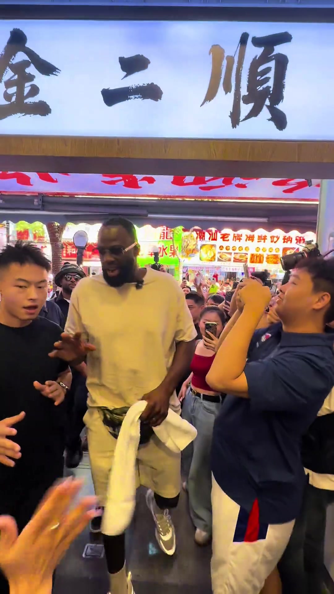 追梦潮汕行拿砂煲大肉丸打乒乓球 复刻《食神》经典桥段 追梦潮汕行拿砂煲大肉丸打乒乓球 复刻《食神》经典桥段