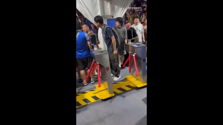 穿武磊球衣进申花主场被围 河南球迷组织:谁也不知是否自导自演