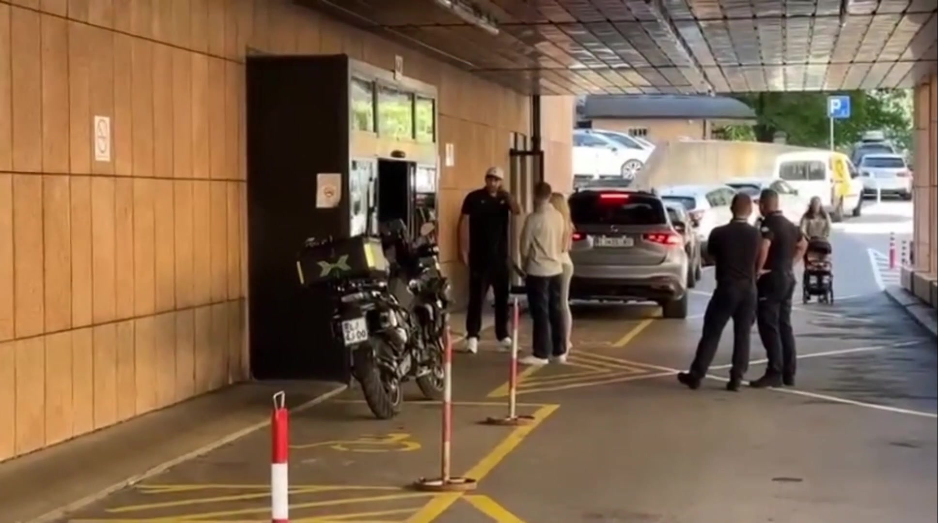 东契奇带着队友们访问妇产医院！医护人员也热情追星要合影！