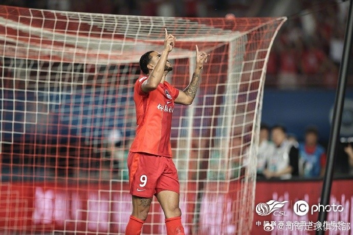 河南俱乐部彩陶坊1-1重庆铜梁龙 古斯塔沃连场破门 河南俱乐部彩陶坊1-1重庆铜梁龙 古斯塔沃连场破门