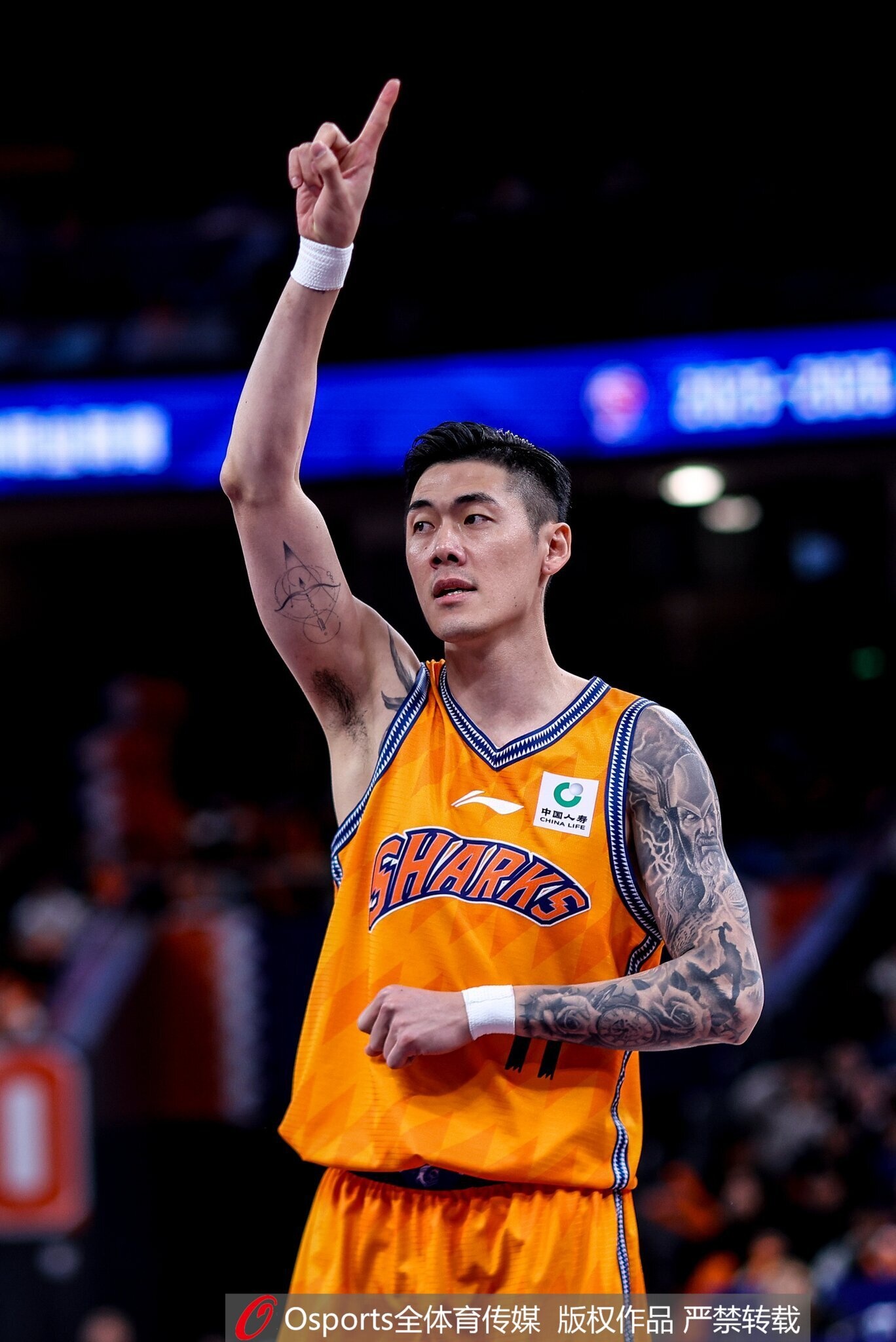 刘铮与上海男篮完成E类合同1+1续约 第二年为俱乐部选项 刘铮与上海男篮完成E类合同1+1续约 第二年为俱乐部选项