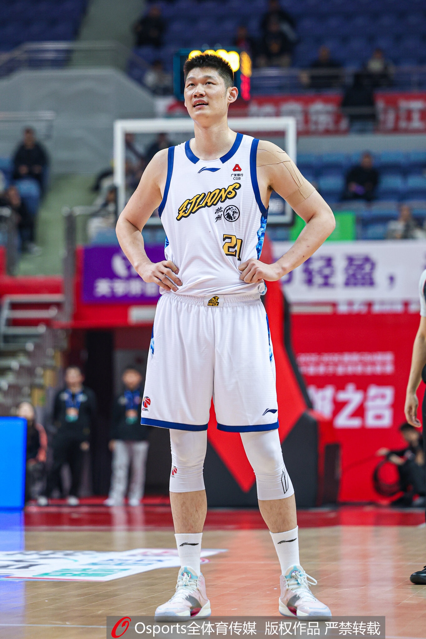 媒体人:广厦为胡金秋注册 关于大秋的转会大戏宣告结束