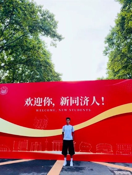 辽宁铁人后卫张洪福到同济大学报到,母亲晒照:你好,新同济人
